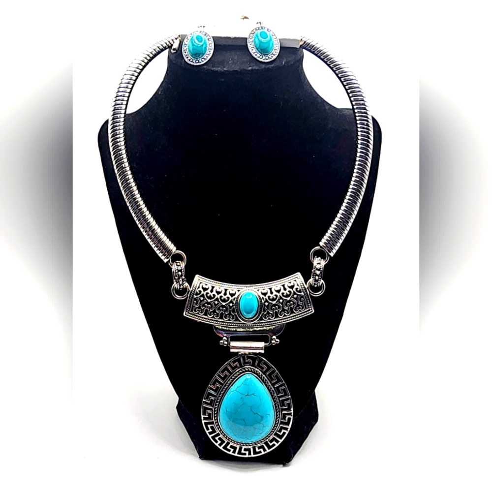 Choker Necklace With Earrings Set.